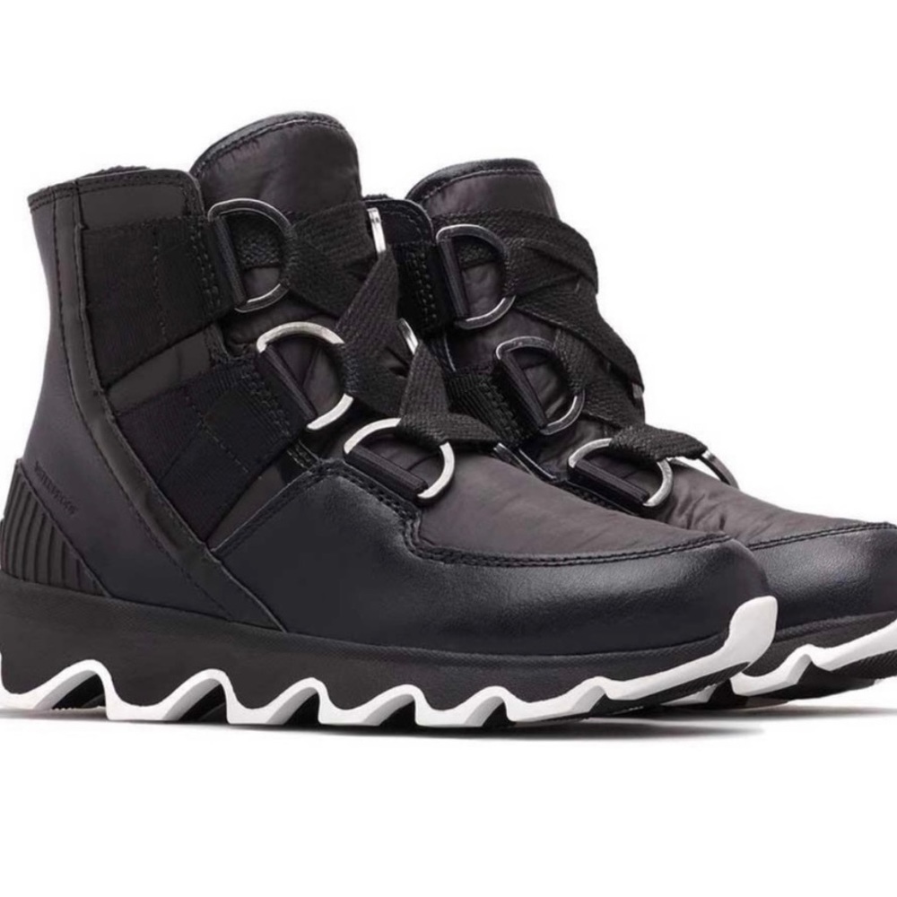 SOLD | SOREL Kinetic Lace Up Boots